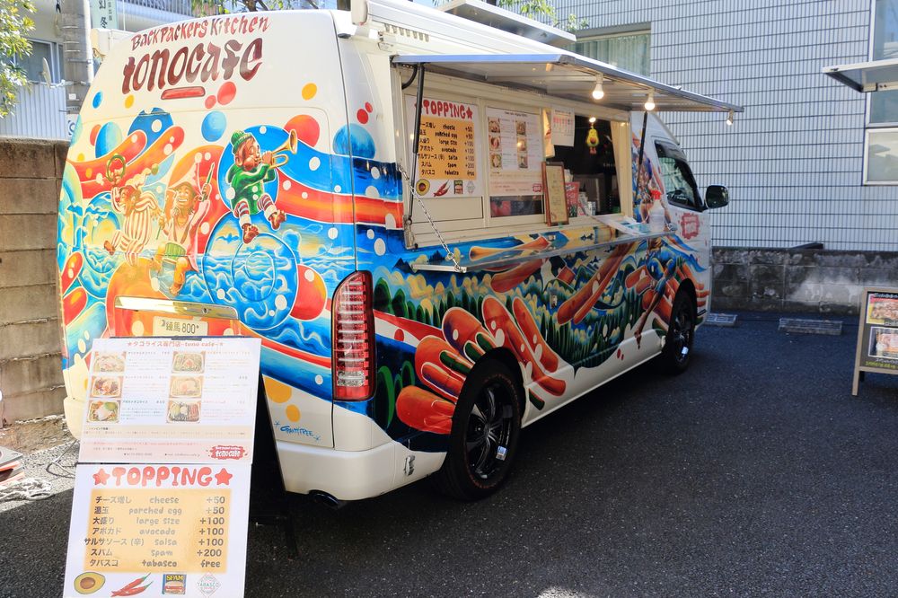 オレンジと水色の明るいキッチンカー