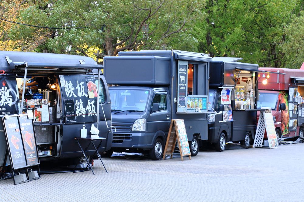 複数並んでいる紺色のキッチンカー