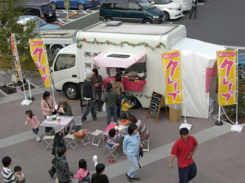 クレープ屋台で弊社のキッチンカーをレンタルして頂きました。