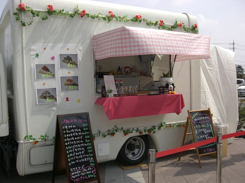 クレープ屋台で弊社のキッチンカーをレンタルして頂きました。