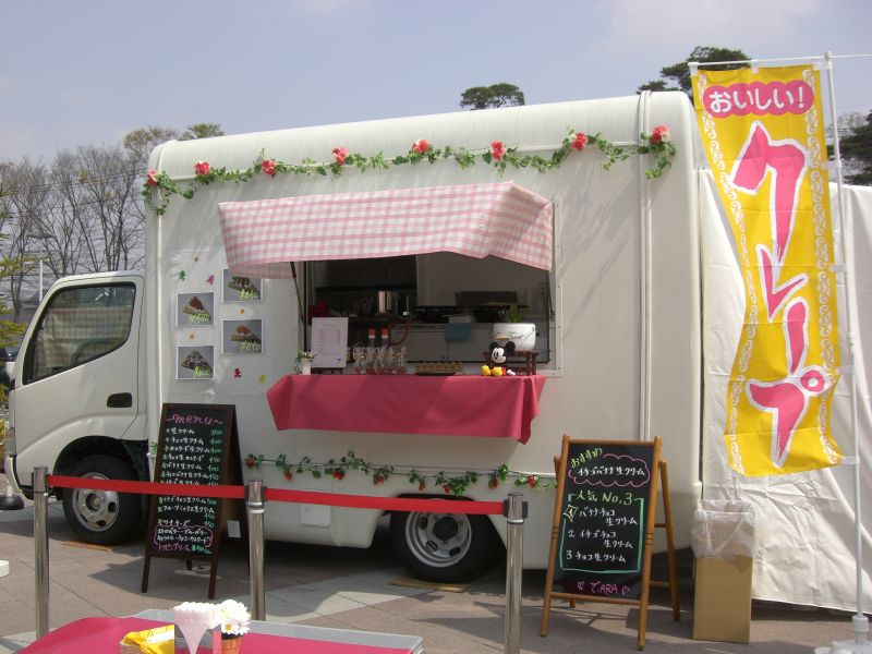 クレープ屋台で弊社のキッチンカーをレンタルして頂きました。